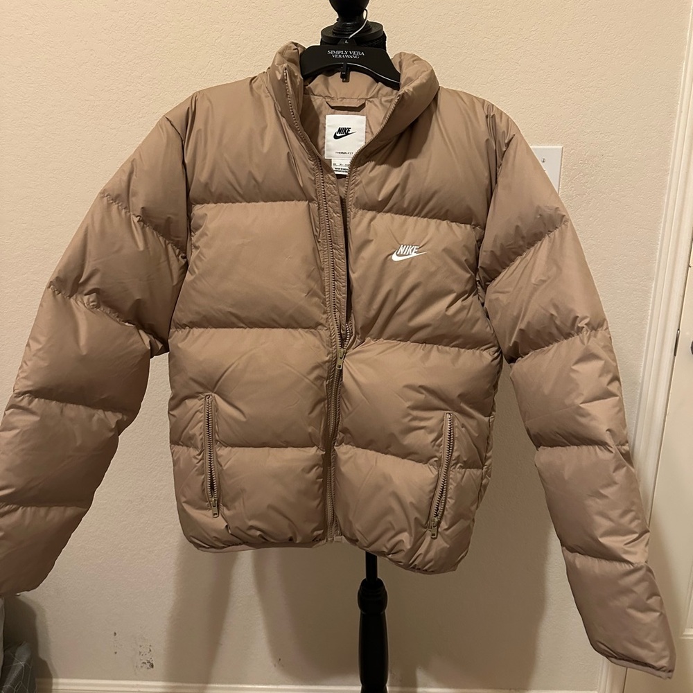 Nike Sportswear Club Men's/Women Therma-FIT Down Puffer Jacket Taupe.Size XS NWT - Picture 3 of 15
